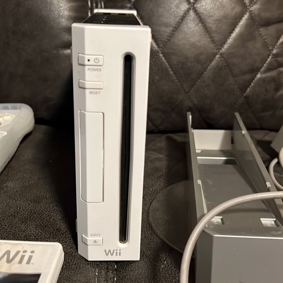 Wii - Picture 2 of 3
